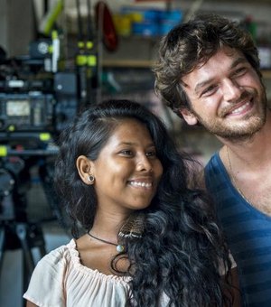 Emílio Dantas machuca dedo em gravação de nova novela da Globo na Bahia
