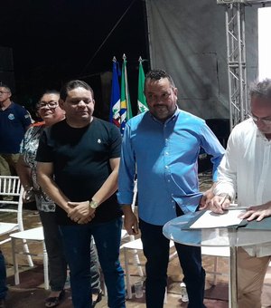 [Vídeo] Luciano Barbosa inaugura acesso ao Povoado Piauí e autoriza recuperação da Arapiraquinha e construção de escola na Vila Bananeira