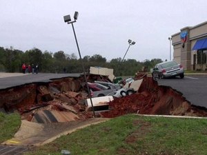 [Vídeo] Buraco engole carros em estacionamento