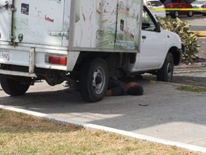 Caminhoneiro persegue seus três supostos agressores e os atropela