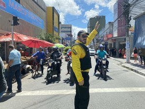 DMTT realiza ação educativa no Centro de Maceió no Dia Nacional do Pedestre