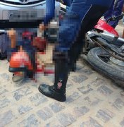 [Vídeo] Motoqueiro fica preso debaixo de carro após colisão em Arapiraca