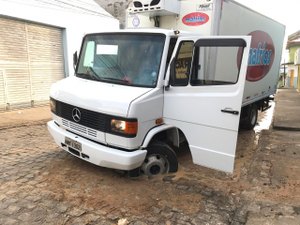 [Vídeo] Em Arapiraca, caminhão cai em buraco e só sai com ajuda do guincho 