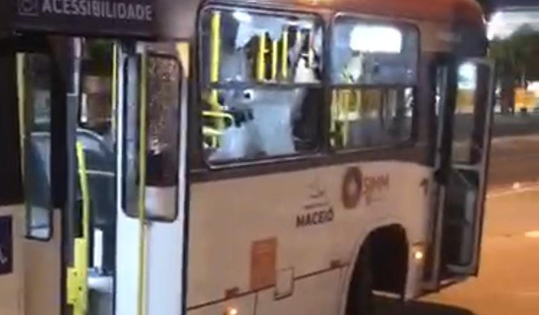 Ônibus é depredado por membros de torcida organizada na Serraria