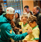 Com apoio de torcedores, Seleção Brasileira chega a hotel no Rio