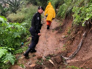 Deslizamento de barreira em área residencial causa susto em Palmeira