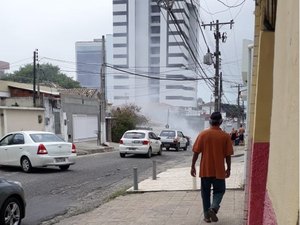 Carro pega fogo e congestiona trânsito no bairro do Farol, em Maceió