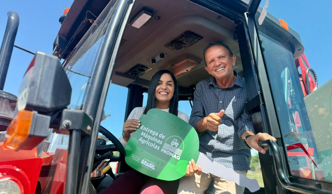 Prefeita celebra conquista com nova retroescavadeira para São Luís do Quitunde