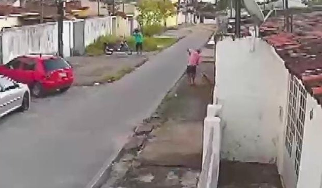 [Vídeo] Pitbull ataca homem e cadela no Benedito Bentes