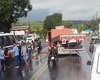 Batida entre caminhão e micro-ônibus deixa estragos e trânsito na BR-316, em Satuba