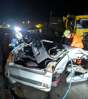 Colisão entre carro e caminhão mata motorista em Dois Riachos