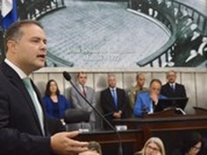 Em mensagem para deputados, Renan Filho fala que Brasil vive momento complexo