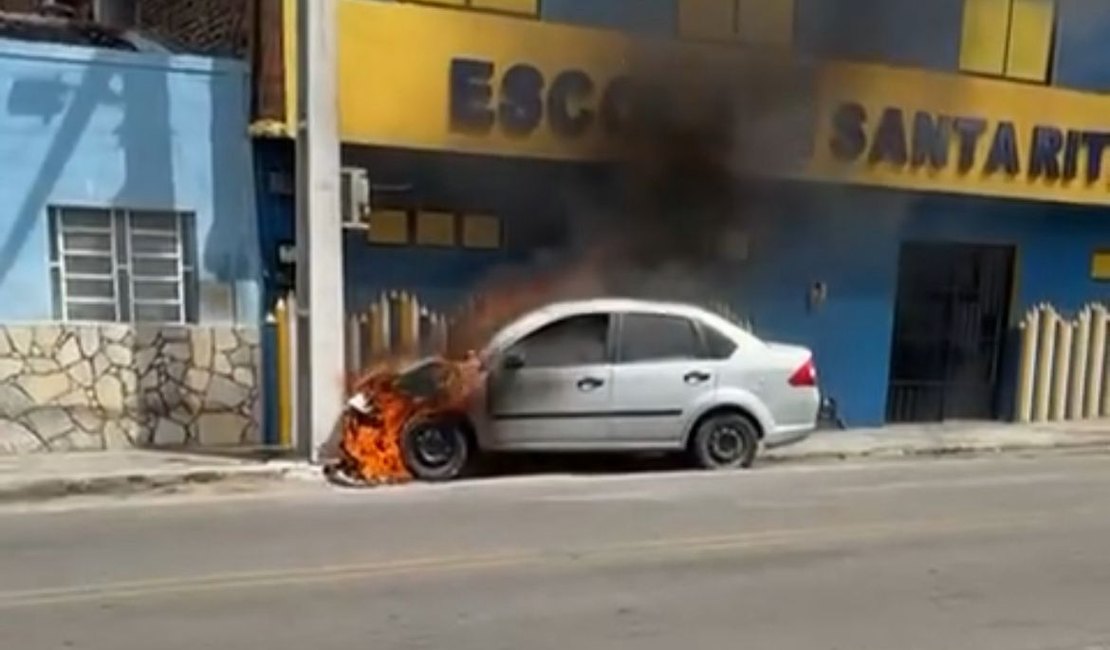 Veículo pega fogo após colidir contra poste no Centro de Delmiro Gouveia
