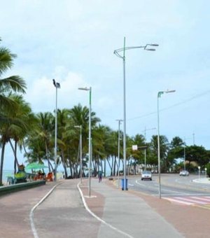 Pedestres são atropelados por motociclista na orla da Ponta Verde, em Maceió