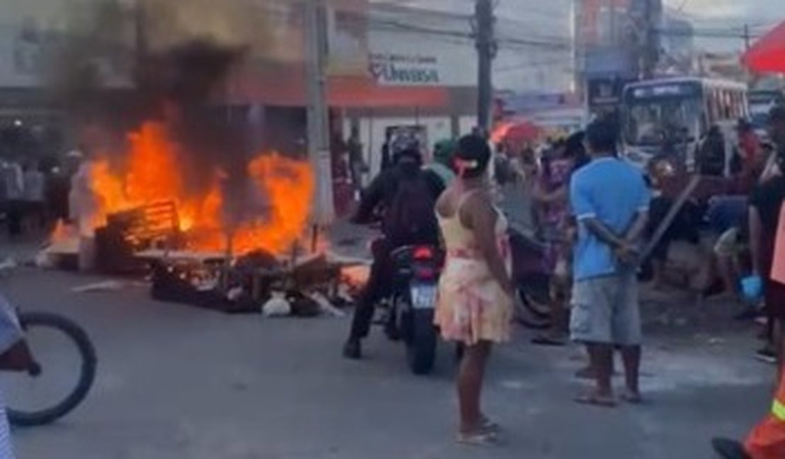 [Vídeo] Moradores do Jacintinho bloqueiam via em protesto contra a falta de água