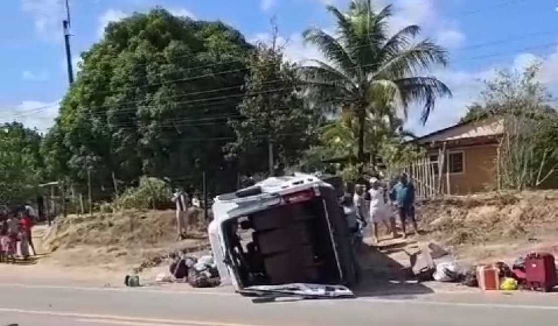 [Vídeo] Colisão entre van e carro deixa feridos no Distrito de Branca de Atalaia