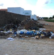  Moradores de rua em obras reclamam da falta de coleta de lixo em Arapiraca