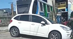 Carro estacionado próximo à linha férrea quase provoca acidente com VLT