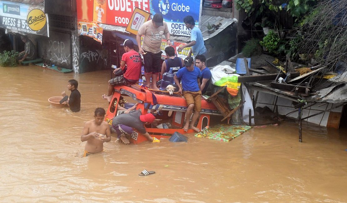 Passagem de tempestade tropical pelas Filipinas deixa mais de 130 mortos