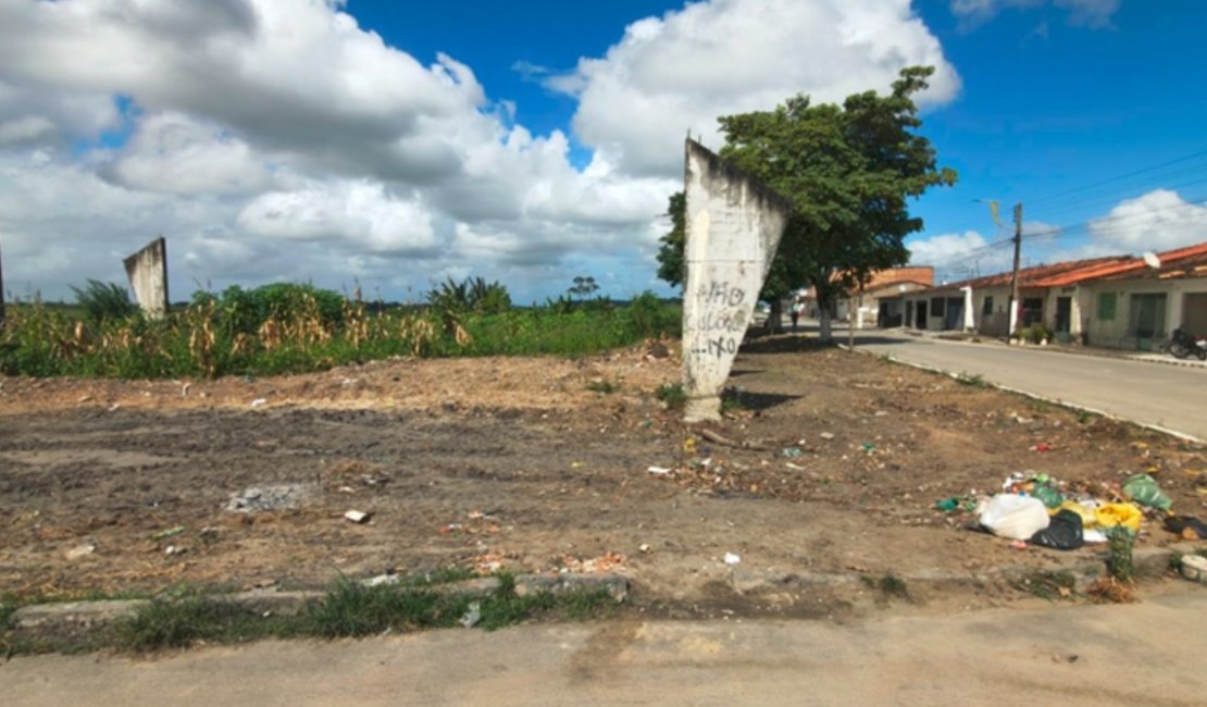 Defensoria cobra retomada de obra de quadra escolar parada há mais de 10 anos