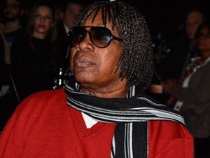 Milton Nascimento recebe alta e deixa hospital em São Paulo