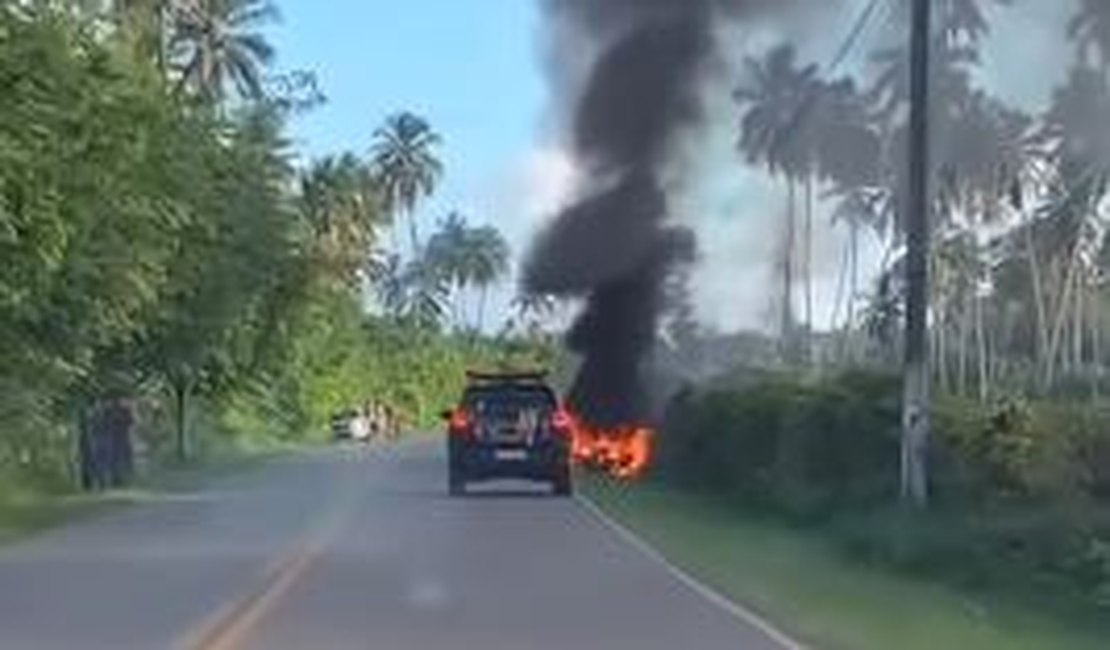 Buggy pega fogo na AL-101 Norte em trecho de acesso à Praia do Patacho