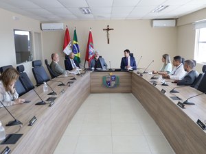 MP se reúne com parlamentar e concessionárias para discutir crise no abastecimento de água no Sertão