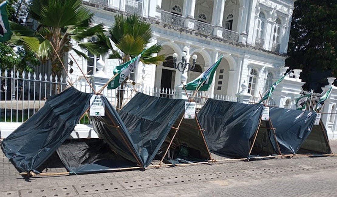 Camponeses de Murici acampam no Palácio para encontro com governador
