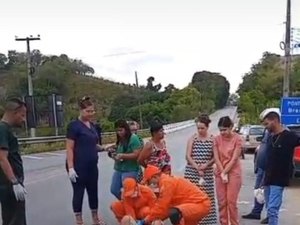 Colisão entre veículos deixa motoqueiro ferido na BR-104 em Branquinha