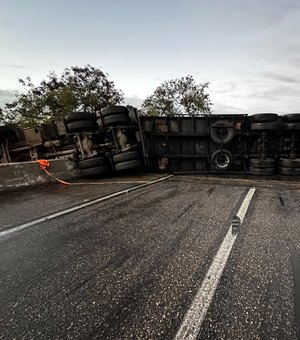 Carreta é retirada da pista e BR-101 é liberada em Porto Real do Colégio