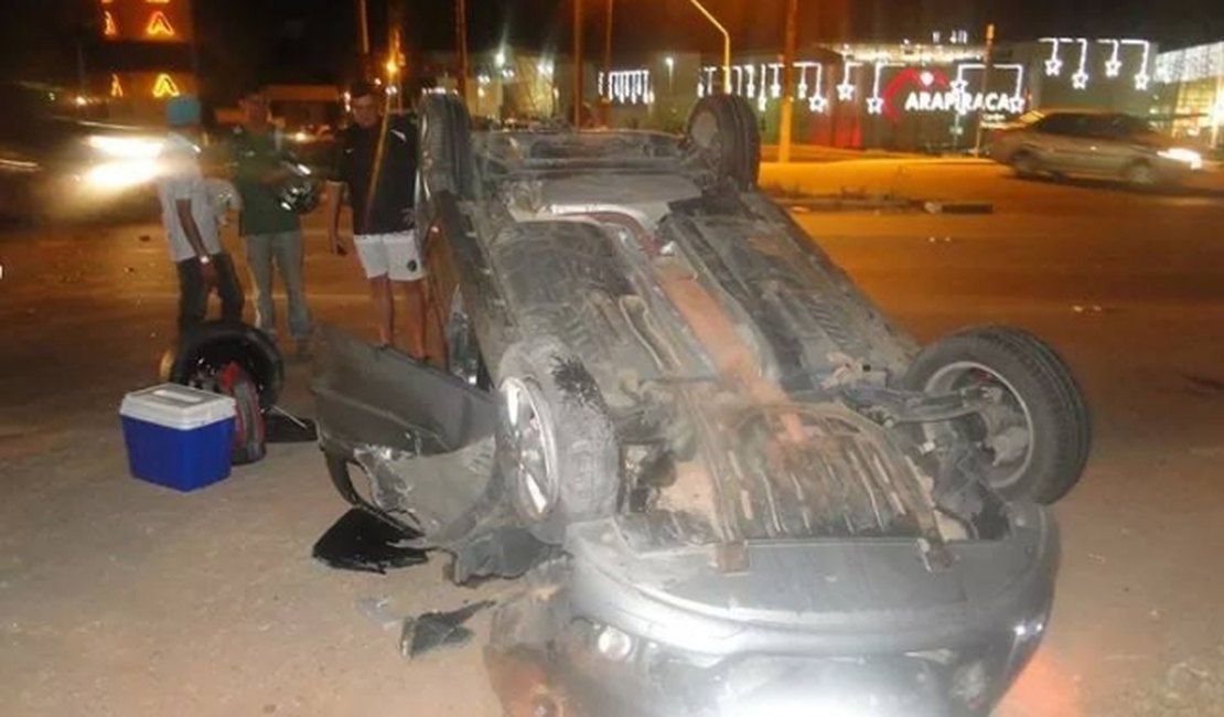 Colisão em frente ao shopping provoca capotamento de veículo