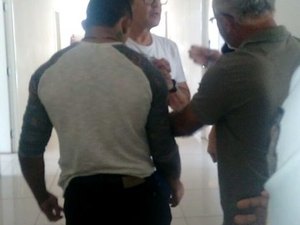 Cantor Beto Barbosa é preso após confusão em supermercado 