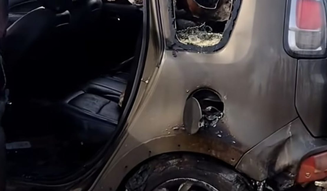 Carro pega fogo após vazamento de gás na Praia do Peba em Piaçabuçu