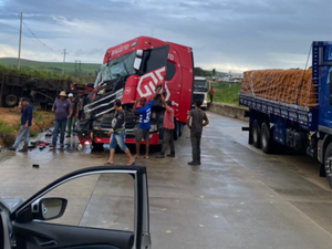 Pista molhada e ultrapassagem resultam em colisão entre caminhão e carreta na BR-101