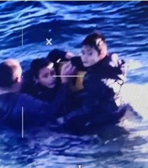 Vídeo: equipes fazem resgate dramático de pai e gêmeos após barco virar
