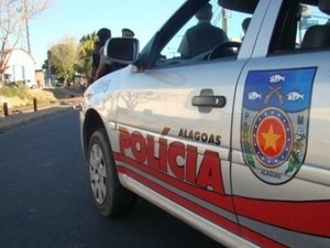 Condutor é preso em flagrante com arma de fogo dentro de veículo