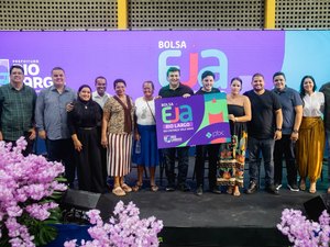 Prefeito Pedro Carlos realiza pagamento da Bolsa EJA e reforça compromisso com educação de jovens e adultos