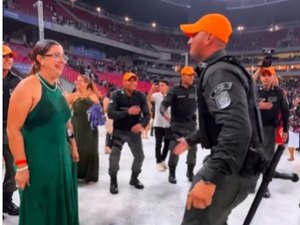 [Vídeo] Filho faz homenagem à mãe ao se formar na Polícia Militar