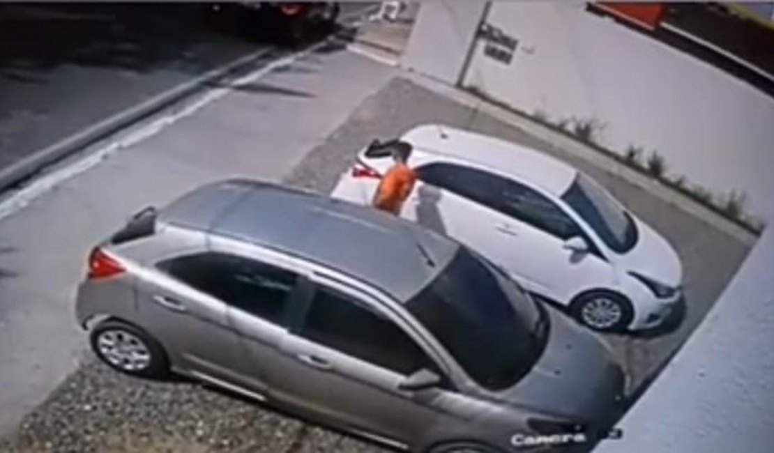 [Vídeo] Fisioterapeuta esquece de travar carro e suspeito furta objetos