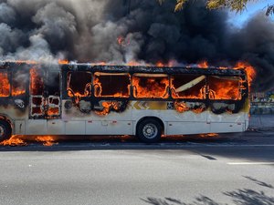 [Vídeo] Ônibus é completamente tomado pelo fogo na Avenida Fernandes Lima