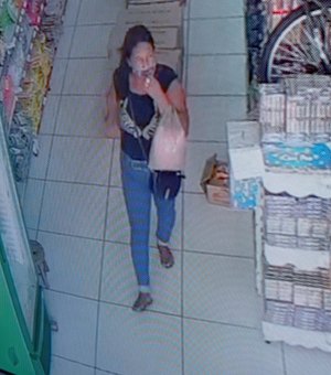 [Vídeo] Imagens de circuito de segurança flagram mulher furtando bolsa de cliente em supermercado