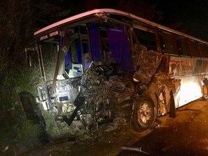 Acidente na BR-232 deixa pelo menos três mortos