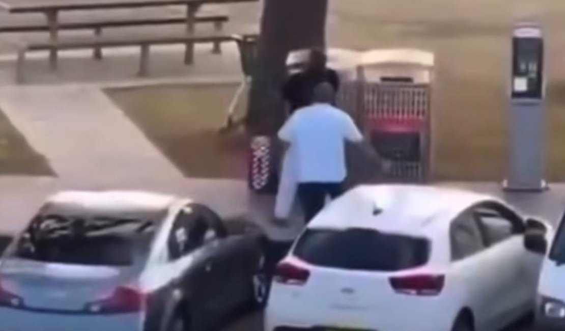 Homem imobiliza e desarma um dos atiradores em ataque em praia da Austrália