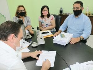 Luciano Barbosa assina documento para compra de 200 mil doses da vacina contra a Covid-19