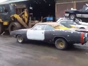 [Vídeo]Dono esmaga carro clássico após se irritar com pechinchas de compradores