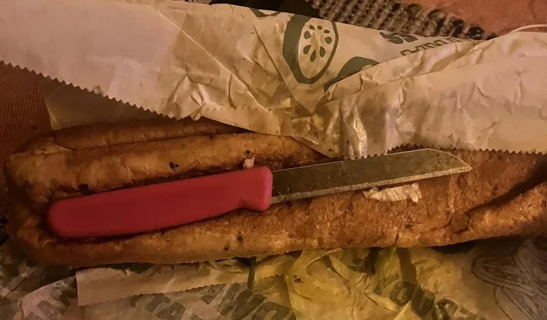 Cliente encontra faca dentro de sanduíche e caso viraliza nas redes