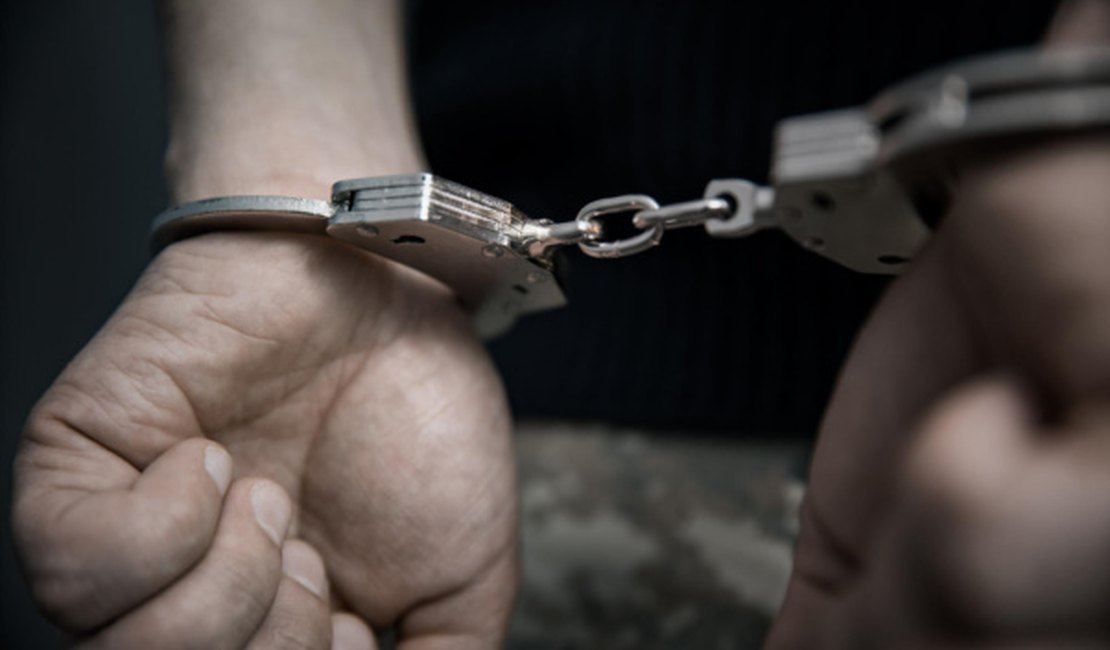 Homem agride companheira com cabo de vassoura e incita policiais a atirarem contra ele em Maceió