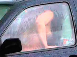 Casal de amantes é flagrado fazendo sexo dentro de carro na frente de bebê