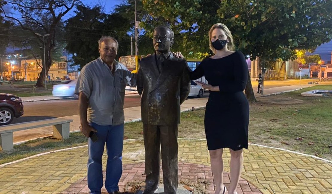 Estátua do escritor Jorge de Lima é recolocada na Praça Sinimbú