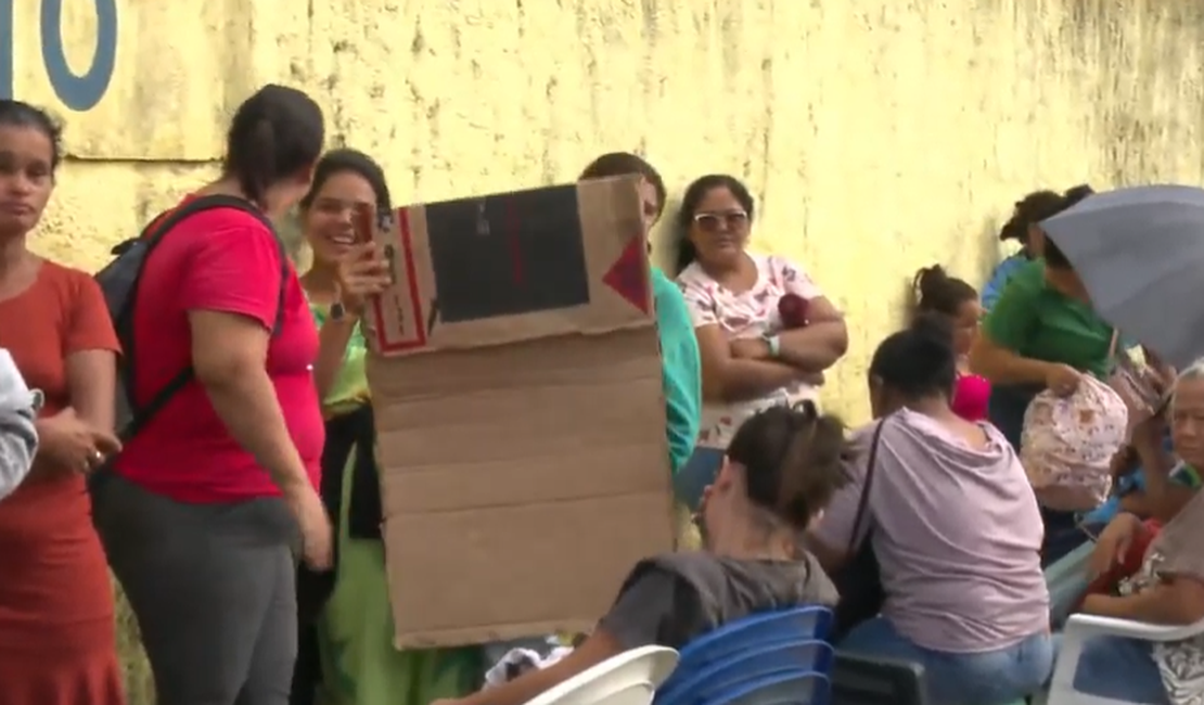 Pais dormem em fila para conseguir vaga de filhos em escola